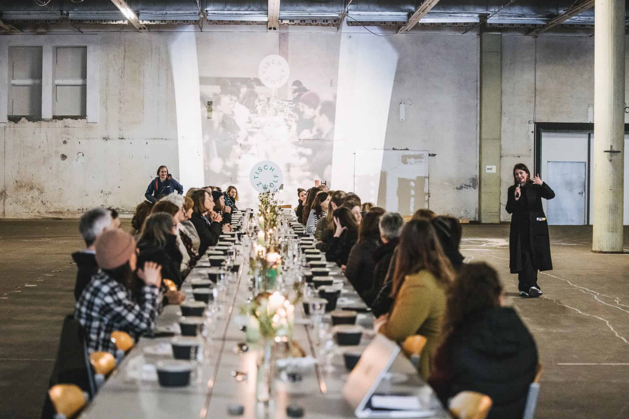 bettina-steindl-begra-t-gn-ste-an-der-ln-ngsten-tafel-vorarlbergs-c-angela-lamprecht